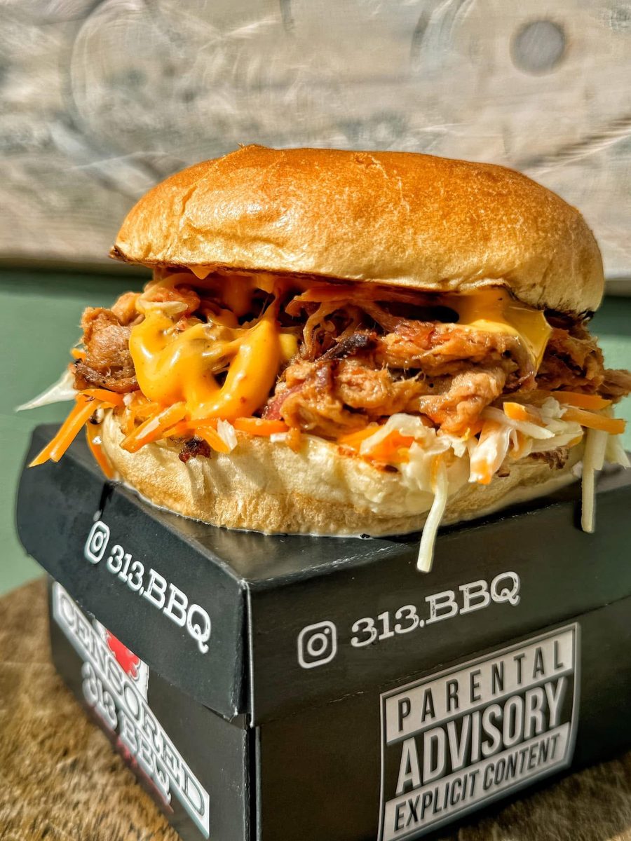 Pulled-Pork-Burger von 313 BBQ auf der schwarzen Burgerbox