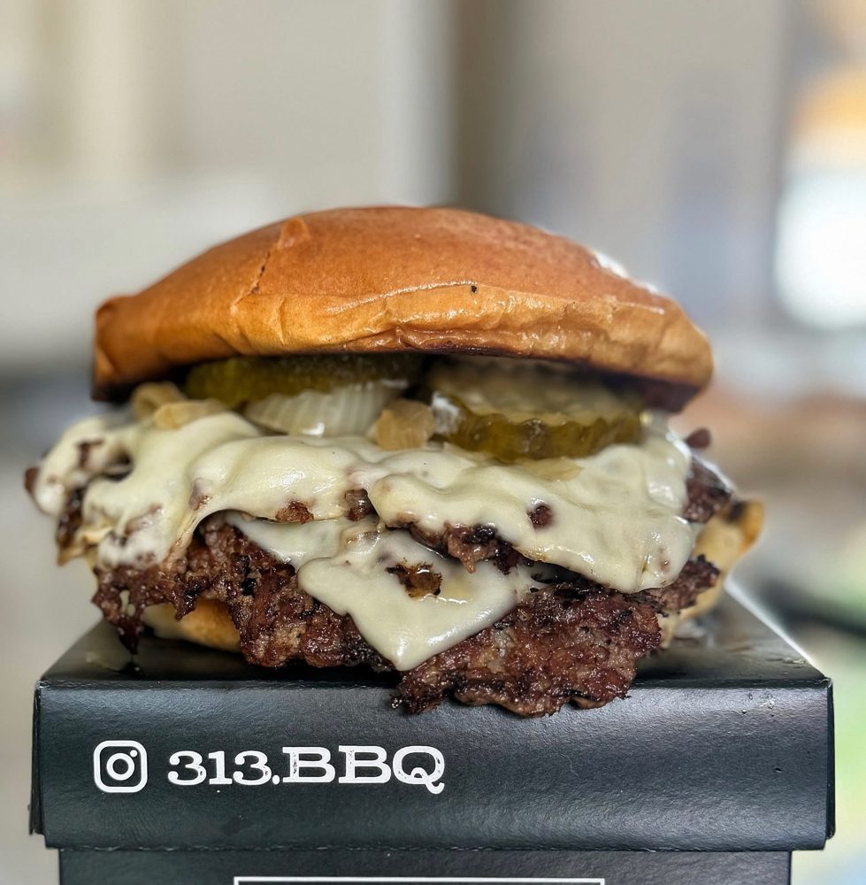 Smash Burger mit Käse und Gurken von 313 BBQ