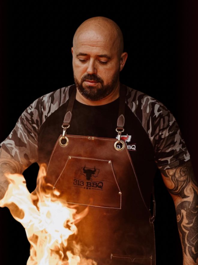 Maik Steinheuer von 313 BBQ am Feuer