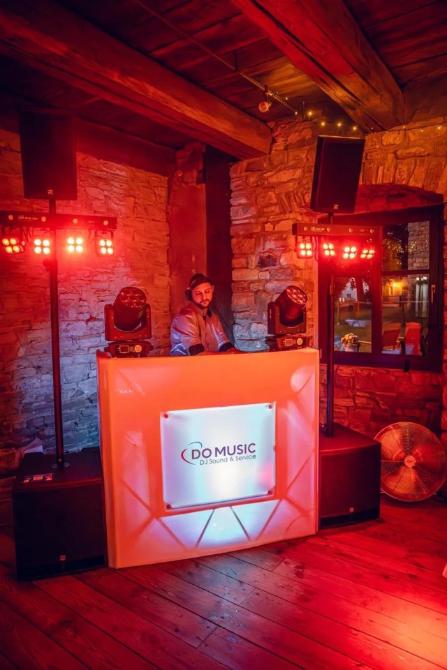 DO MUSIC DJ-Pult mit Licht in Steingewölbe