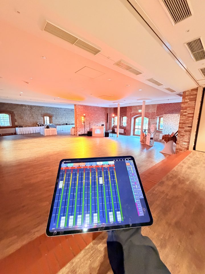 Blick über den Tanzbereich der Schlossmühle Quedlinburg, im Vordergrund das Mischpult auf dem Tablet