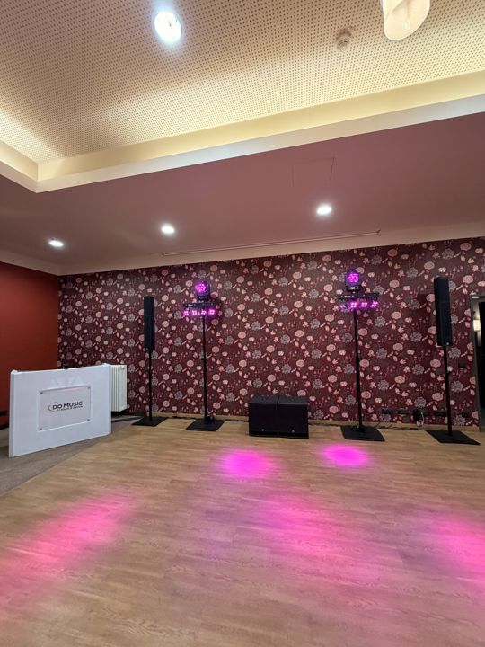 Aufgebautes DJ-Pult im Schlosshotel Blankenburg vor der Feier