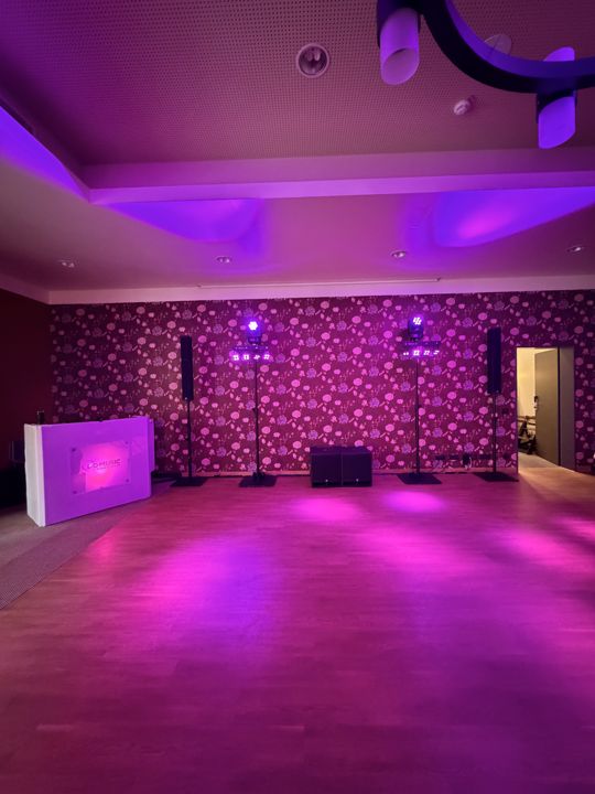 DO MUSIC Aufbau mit violettem Licht im Schlosshotel Blankenburg