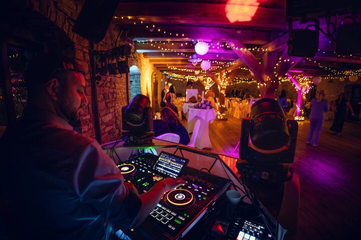 DJ Marco Hilse am Pult bei einer Hochzeit