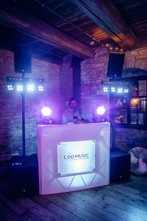 DJ-Pult mit Licht im Gewölbe