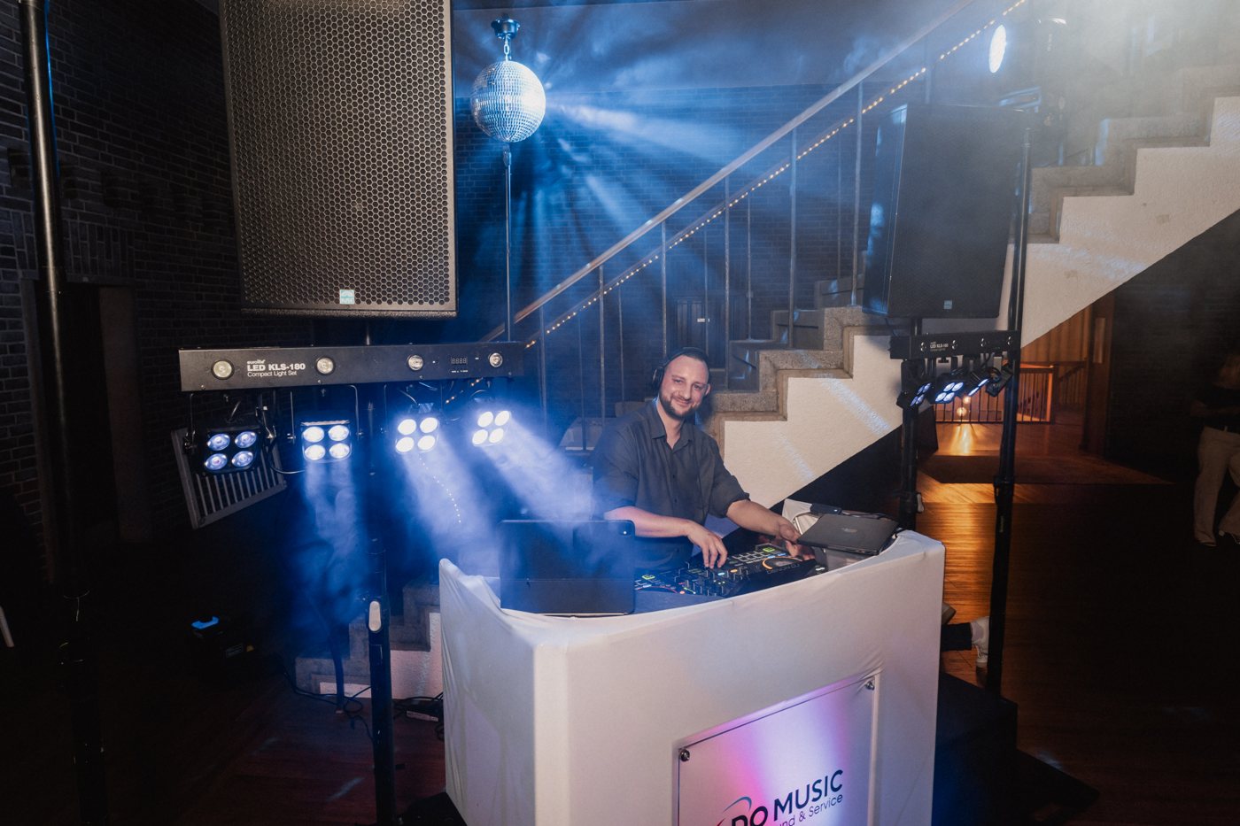 Marco Hilse am DJ-Pult im Gewölbe mit blauem Licht
