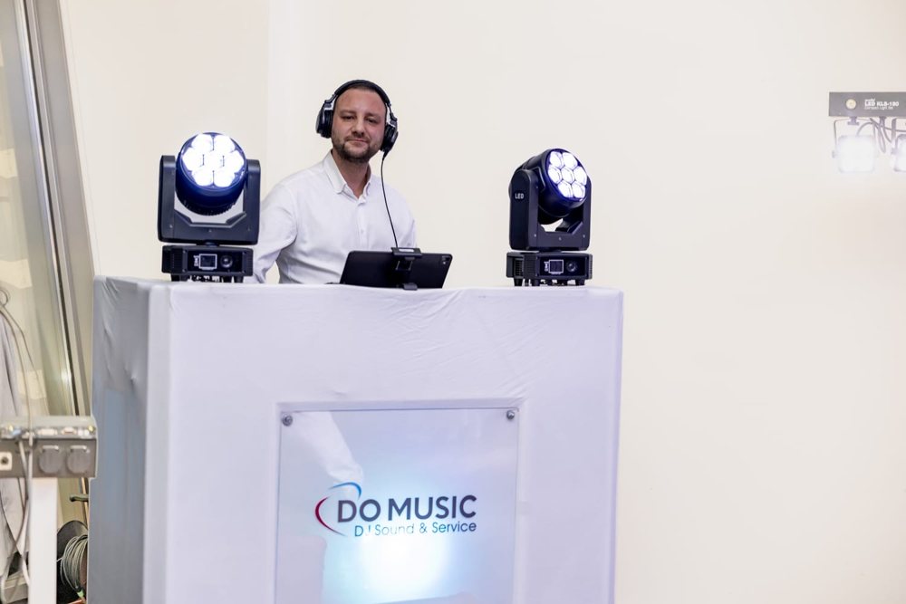 Marco Hilse am weißen DO-MUSIC-DJ-Pult mit Moving Heads