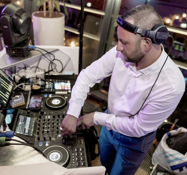 DJ Marco Hilse am Pult bei einer Feier im Hotel am See in Salzgitter