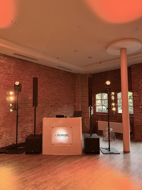 DO MUSIC Aufbau in warmem Licht vor Backsteinwand in der Schlossmühle Quedlinburg