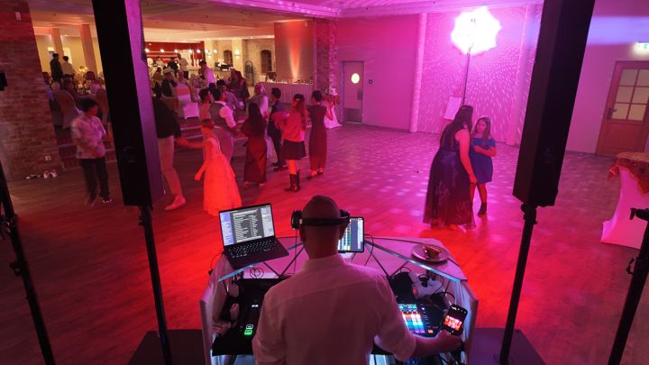 Blick über die Schulter des DJs in der Schlossmühle Quedlinburg