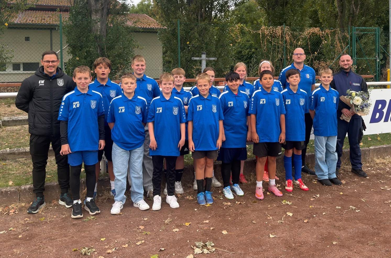 D-Jugend des SV Blau-Weiß Schwanebeck in neuen Poloshirts