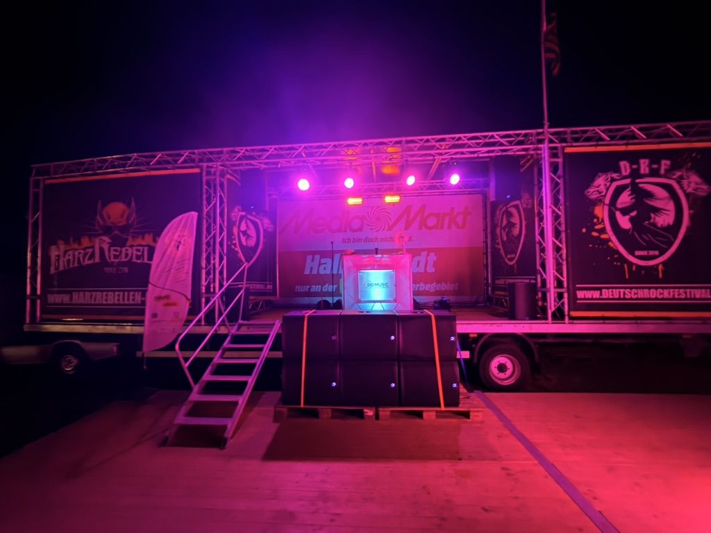 Bühnen-Trailer mit DO-MUSIC-Pult, Licht und Treppe beim Siedlerfest in Halberstadt