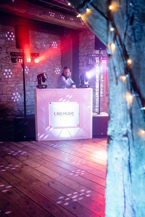 DJ am Pult im Gewölbe der Burg Wanzleben