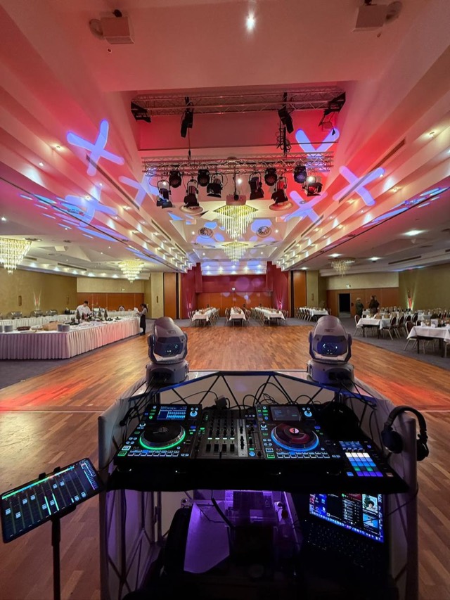 DJ-Pult mit Blick in den Festsaal