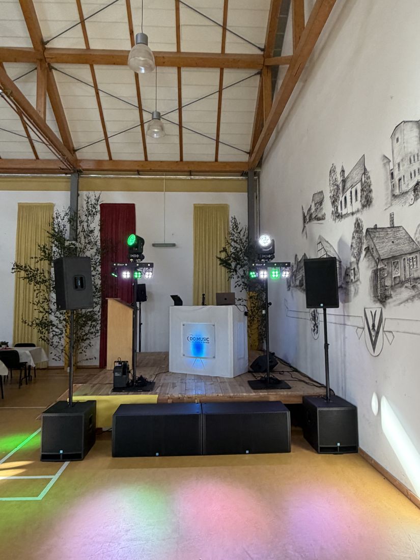 Aufbau mit Subwoofer und Topteilen vor einer Backsteinwand