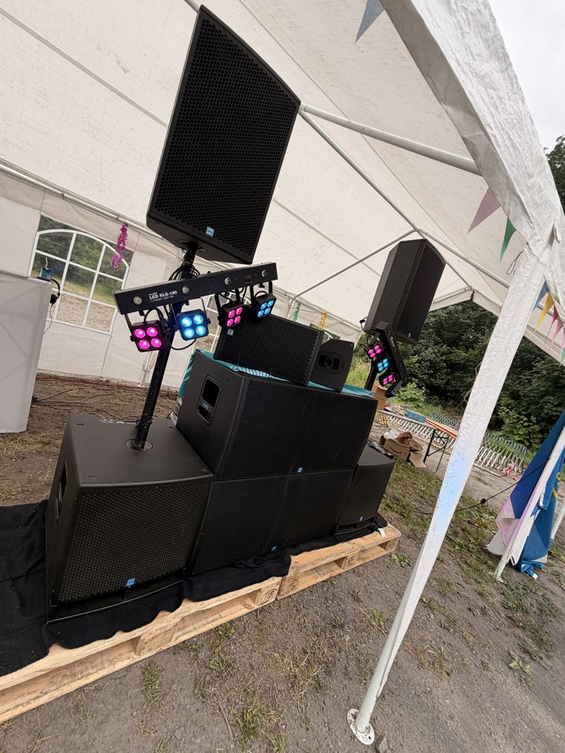 DO MUSIC Aufbau mit Boxen und Licht in einem Saal mit Holzbalken