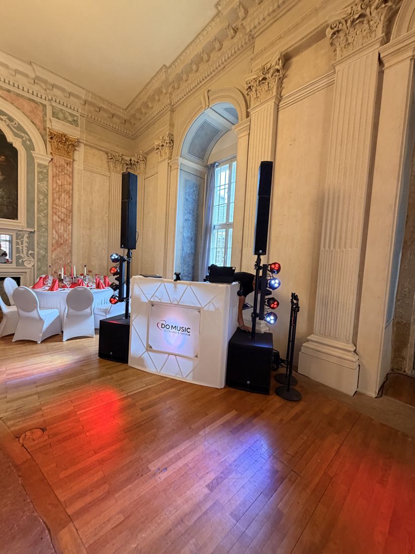 Säulenlautsprecher und Licht neben dem DJ-Pult im Saal einer Villa
