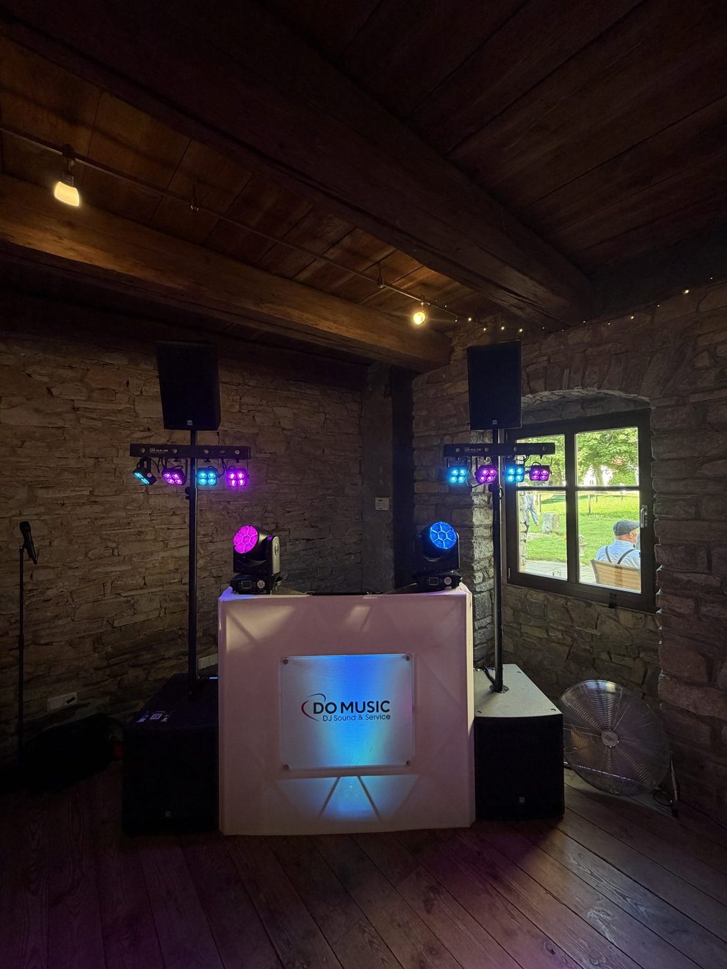 DO MUSIC Pult vor Steinwand in Burg Wanzleben