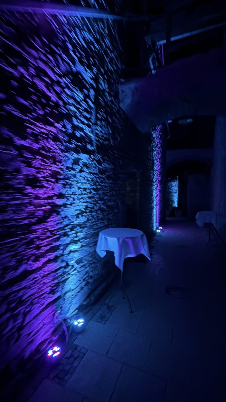 Blau angestrahlte Wand auf Burg Wanzleben