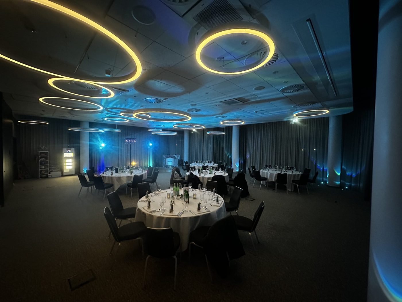 Saal im Courtyard Wolfsburg mit leuchtenden Ringen an der Decke