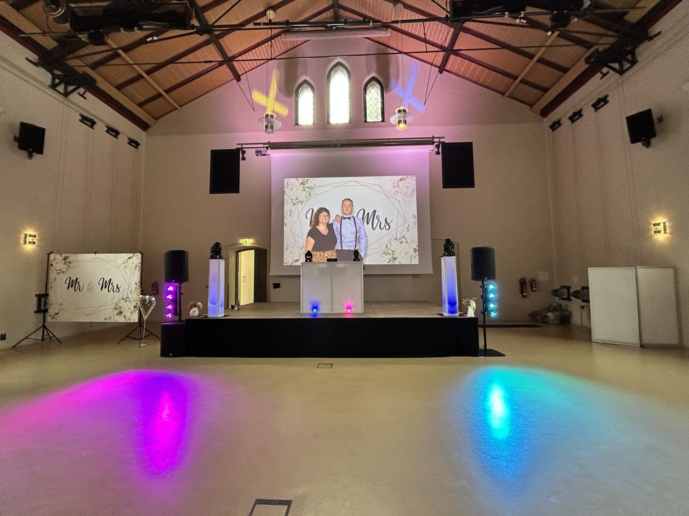 Saal im Fürstlichen Marstall mit Bühne, Leinwand und DO MUSIC Pult