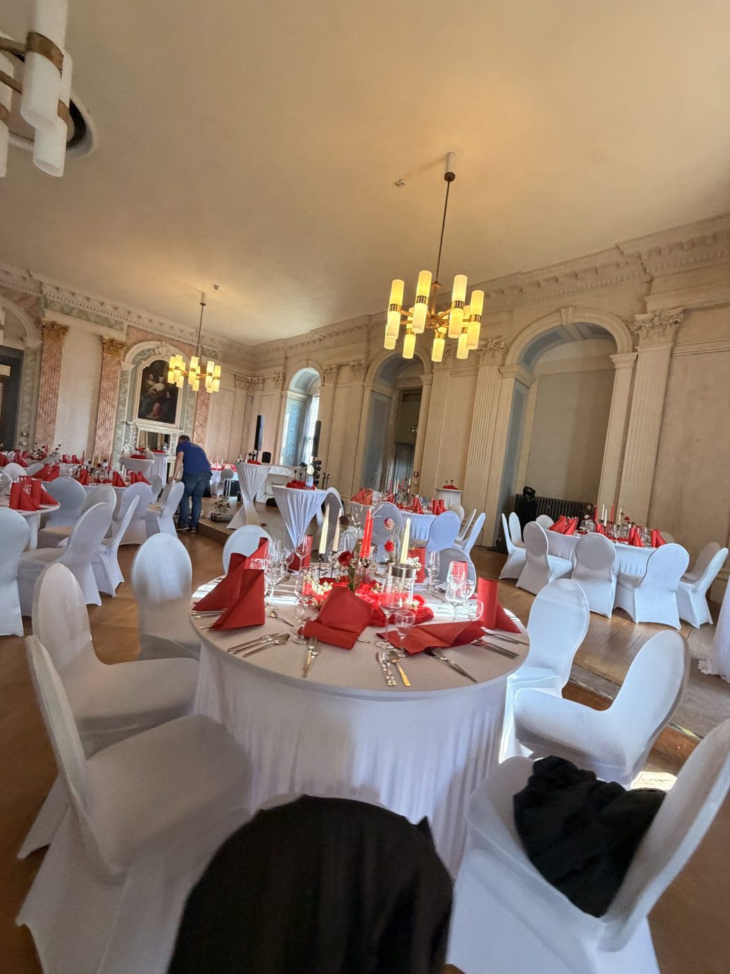 Saal im Großen Schloss mit Kronleuchtern und rot gedeckten Tischen