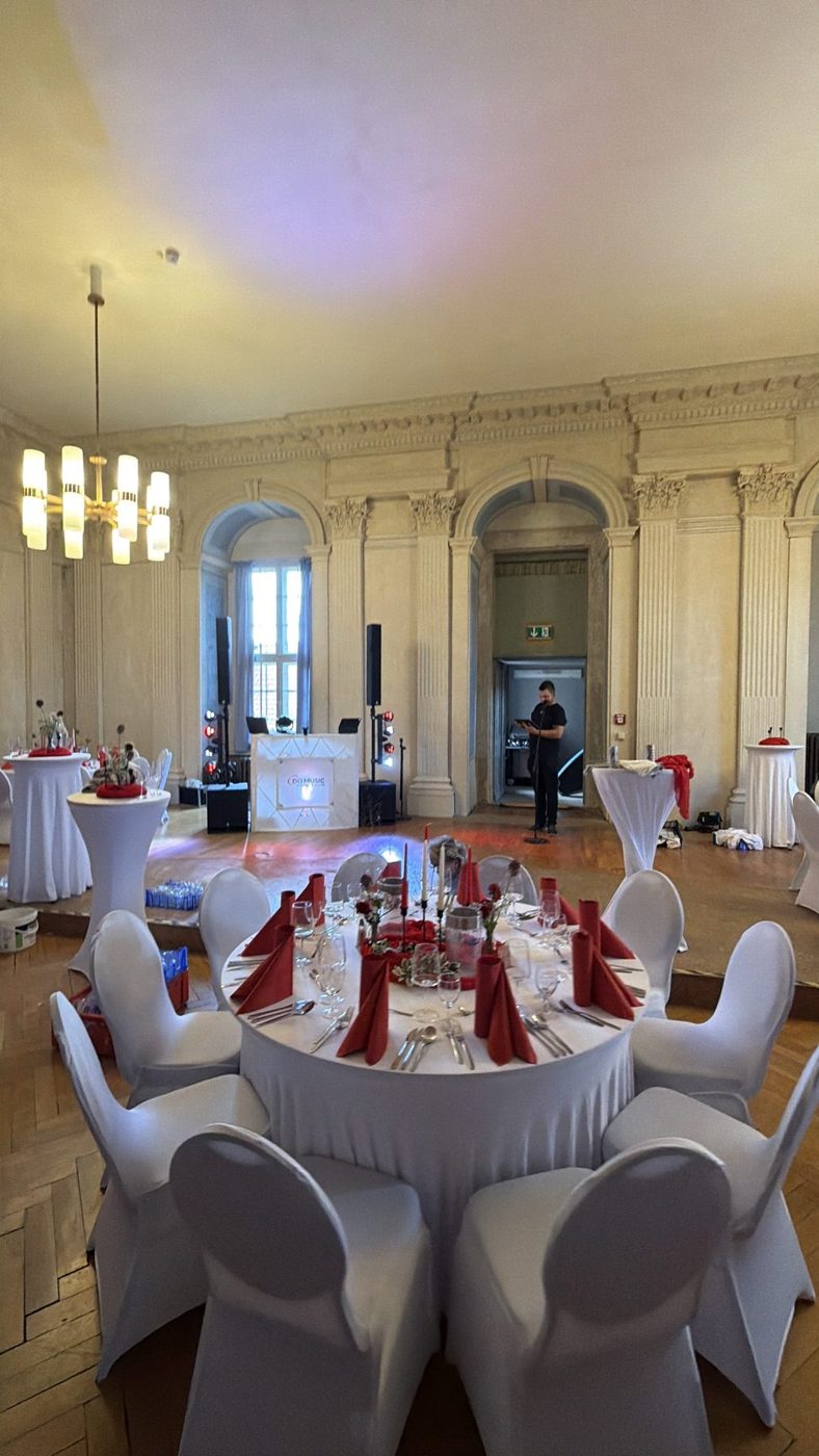 Saal im Großen Schloss mit Kronleuchter und Pult im Hintergrund