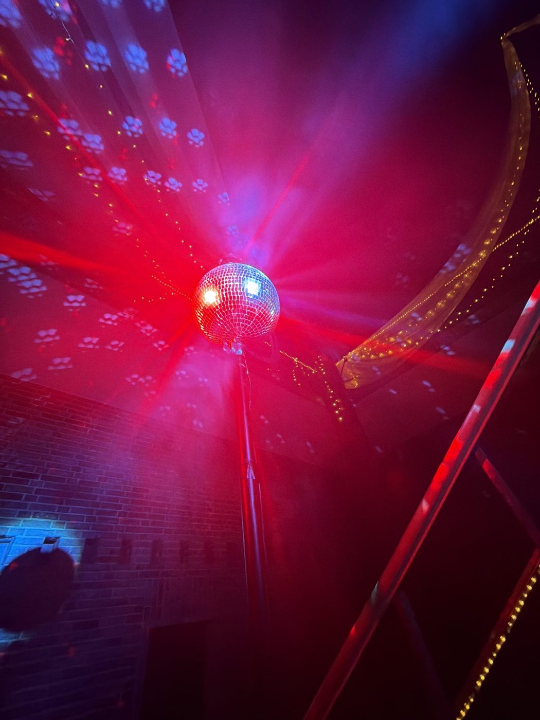 Discokugel mit rotem Licht in der Haverlahwiese