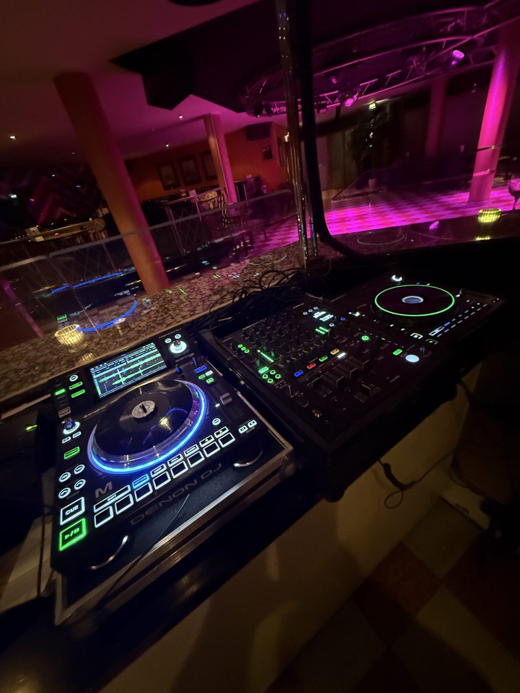 DJ-Controller im pinken Licht im HKK Hotel Wernigerode