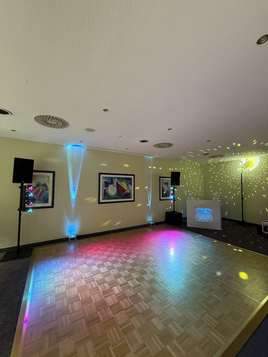 Tanzfläche vor dem DO MUSIC Pult im HKK Hotel