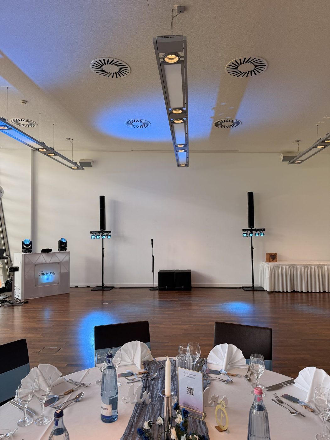DO MUSIC Pult und Lautsprecher im Hotel am See