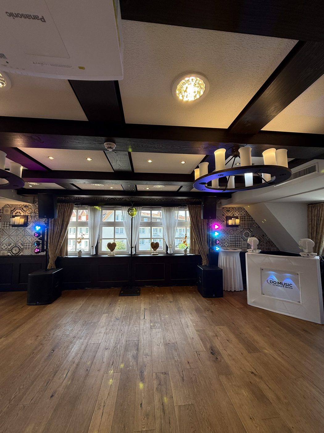 Saal im Hotel Hennies mit Holzbalken und Sprossenfenstern