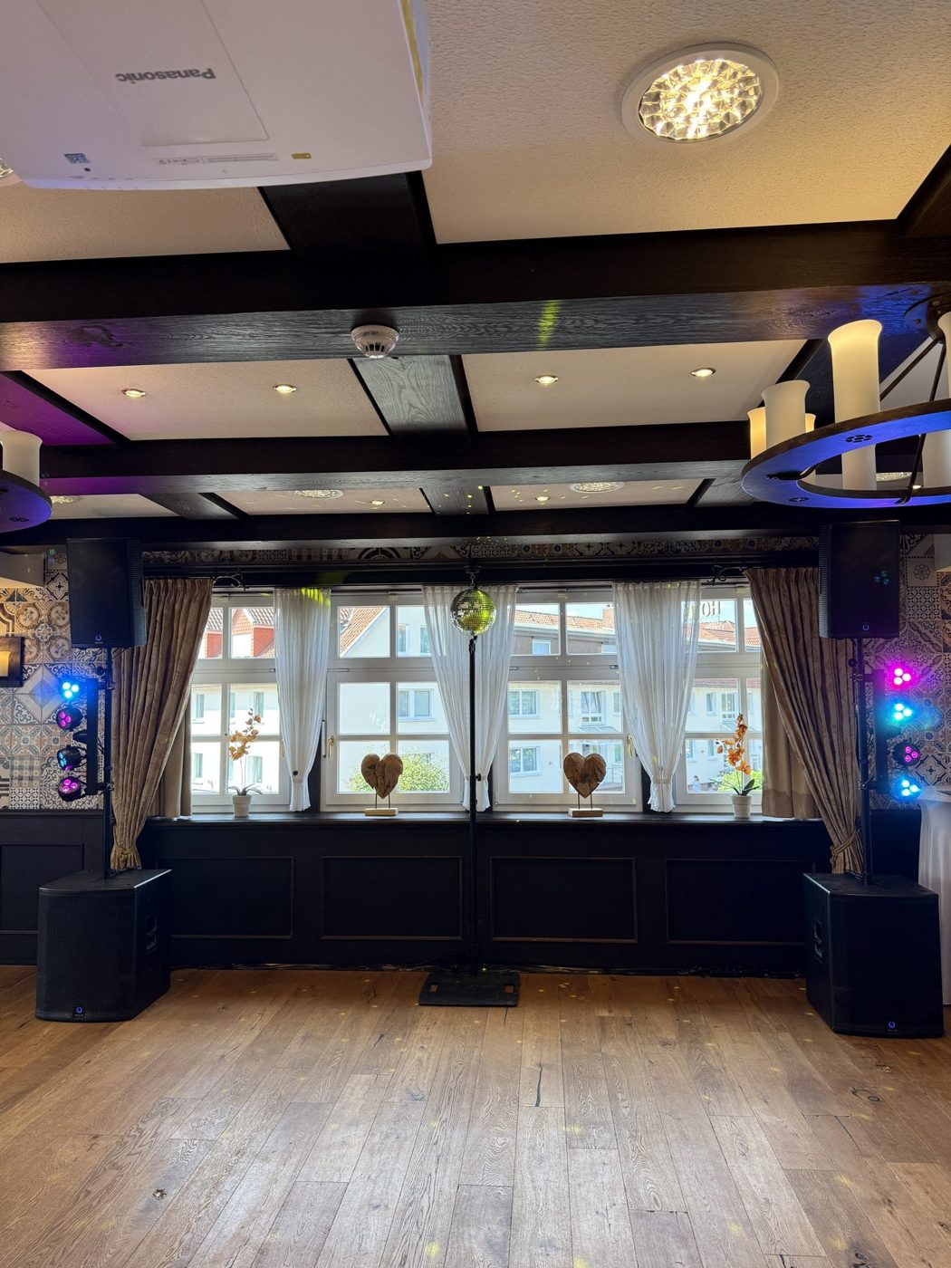Saal im Hotel Hennies mit DO MUSIC Pult