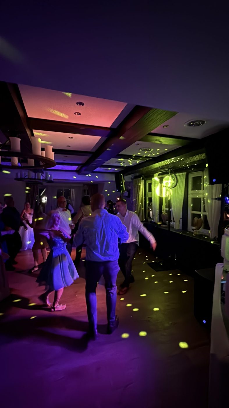 Gäste tanzen im Saal des Hotel Hennies
