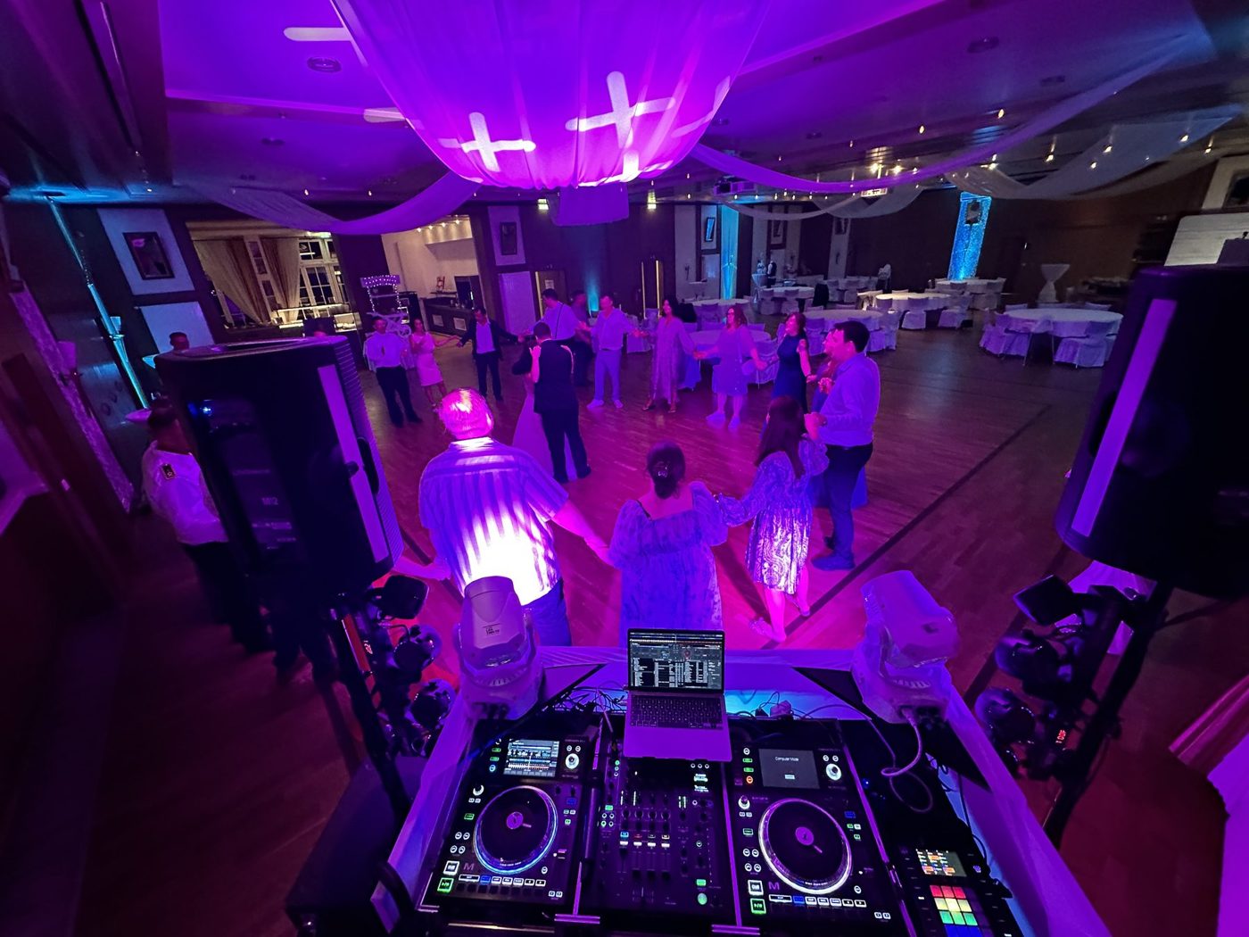 Blick über das DO MUSIC Pult auf die Tanzfläche im Hotel Hennies