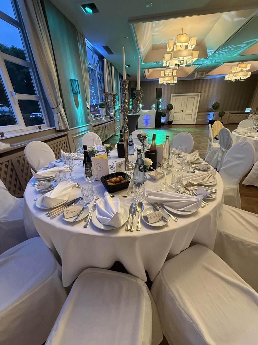 Runder Tisch mit Kronleuchtern im Hotel Schönau