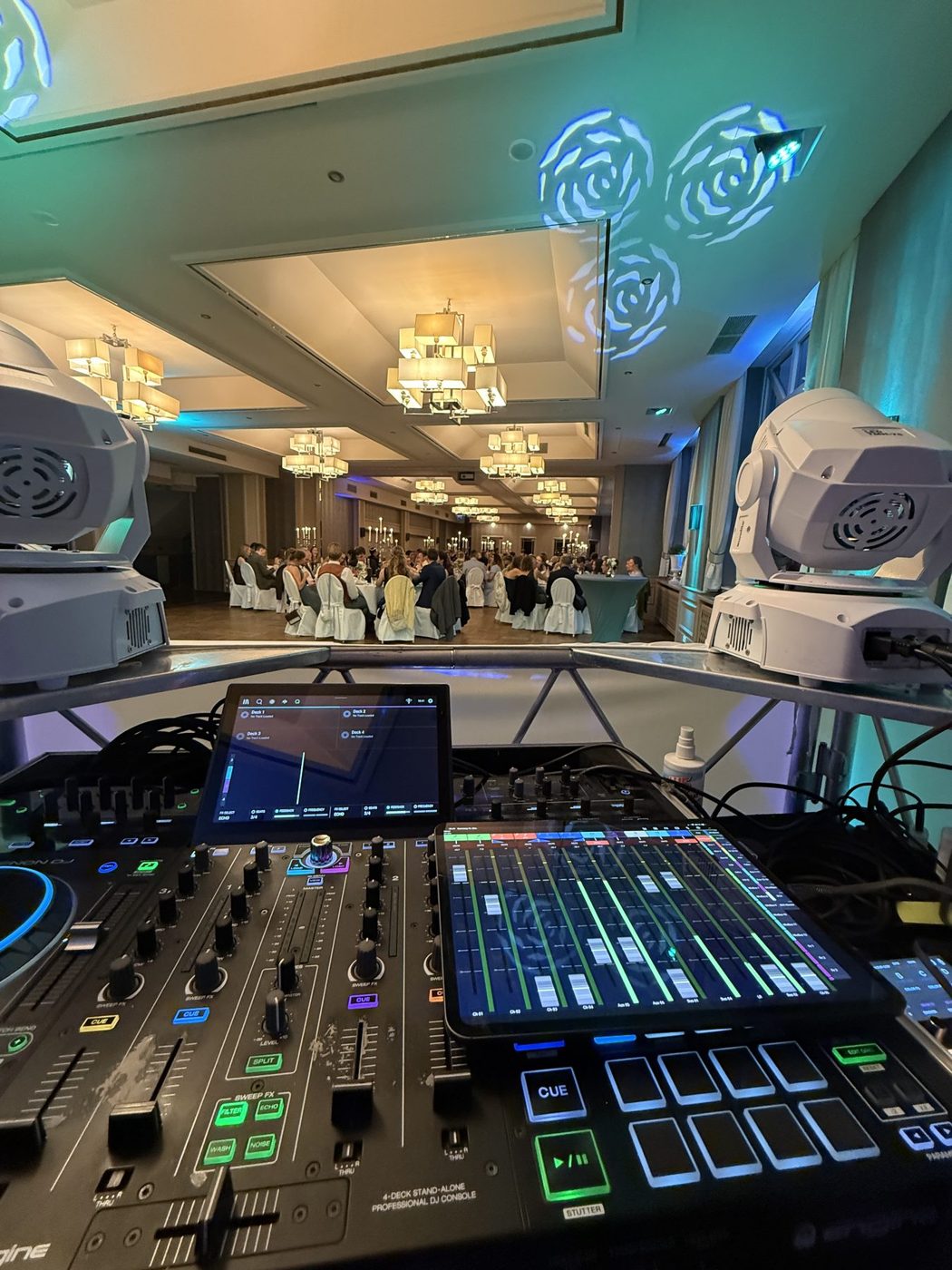 DJ-Mixer von oben im Hotel Schönau