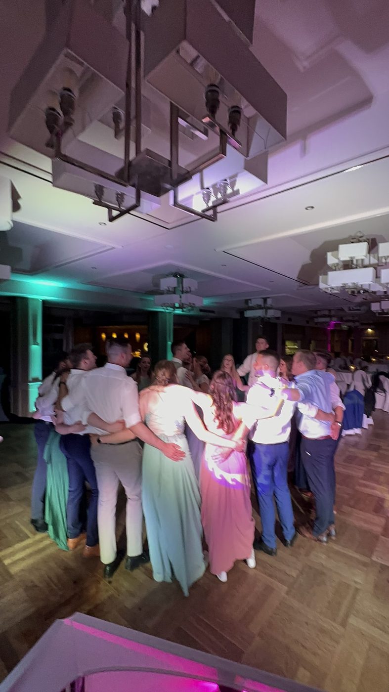Gäste mit Arm in Arm auf der Tanzfläche im Hotel Schönau
