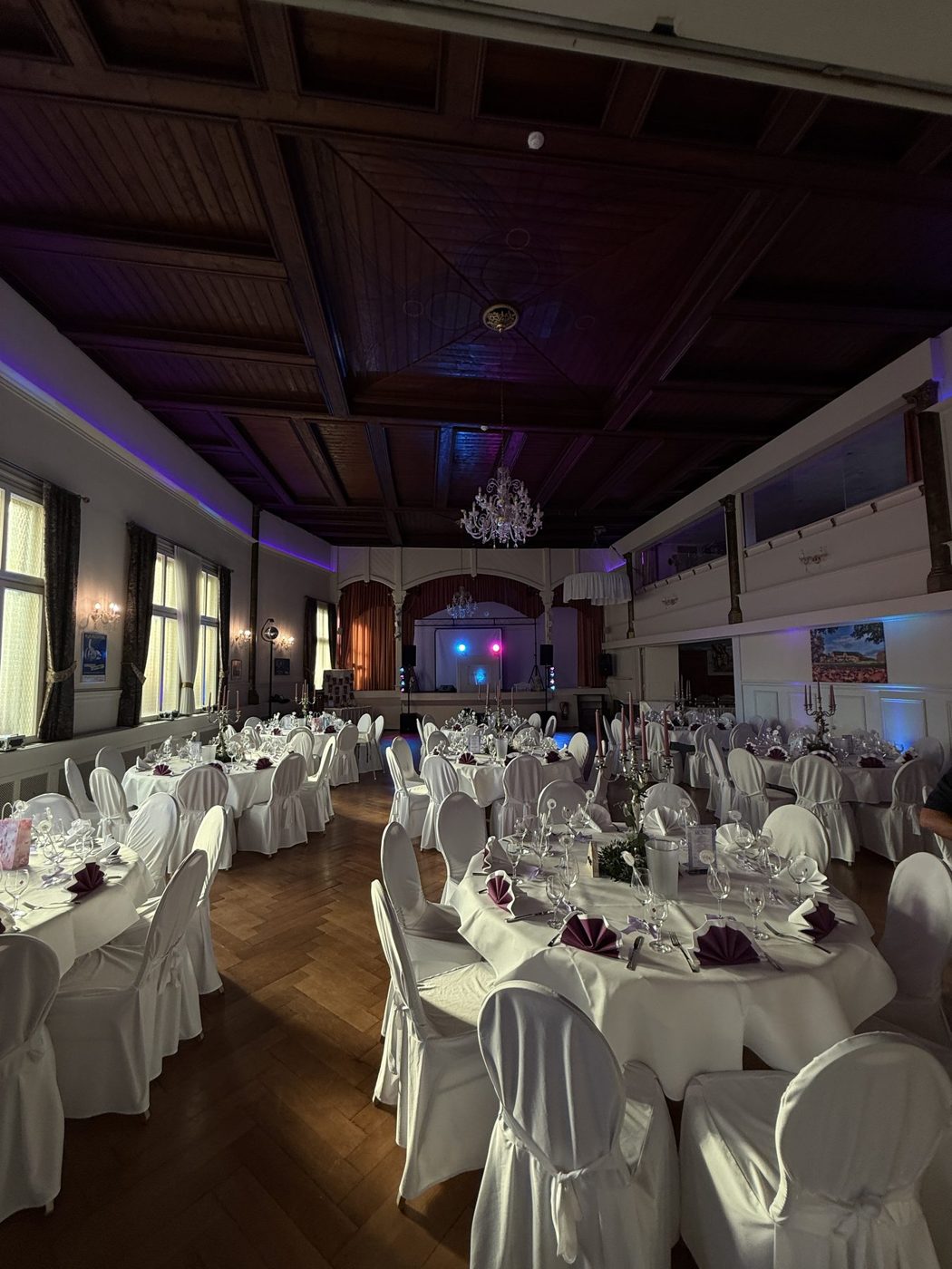 Großer Saal im Hotel zum Löwen mit Holzdecke