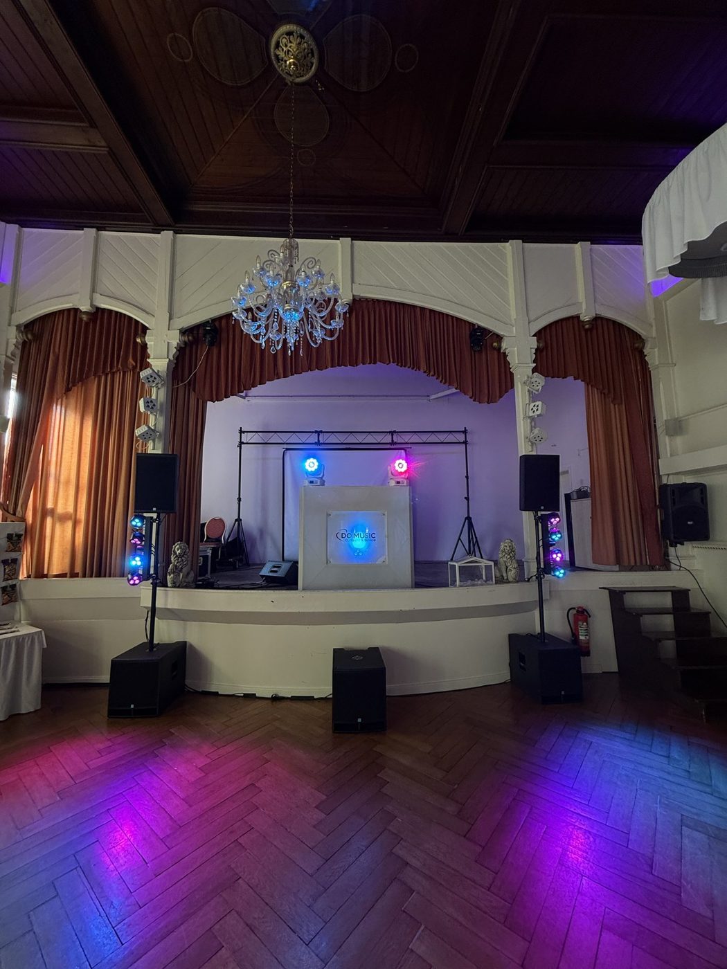 Bühne mit DO MUSIC Pult im Hotel zum Löwen