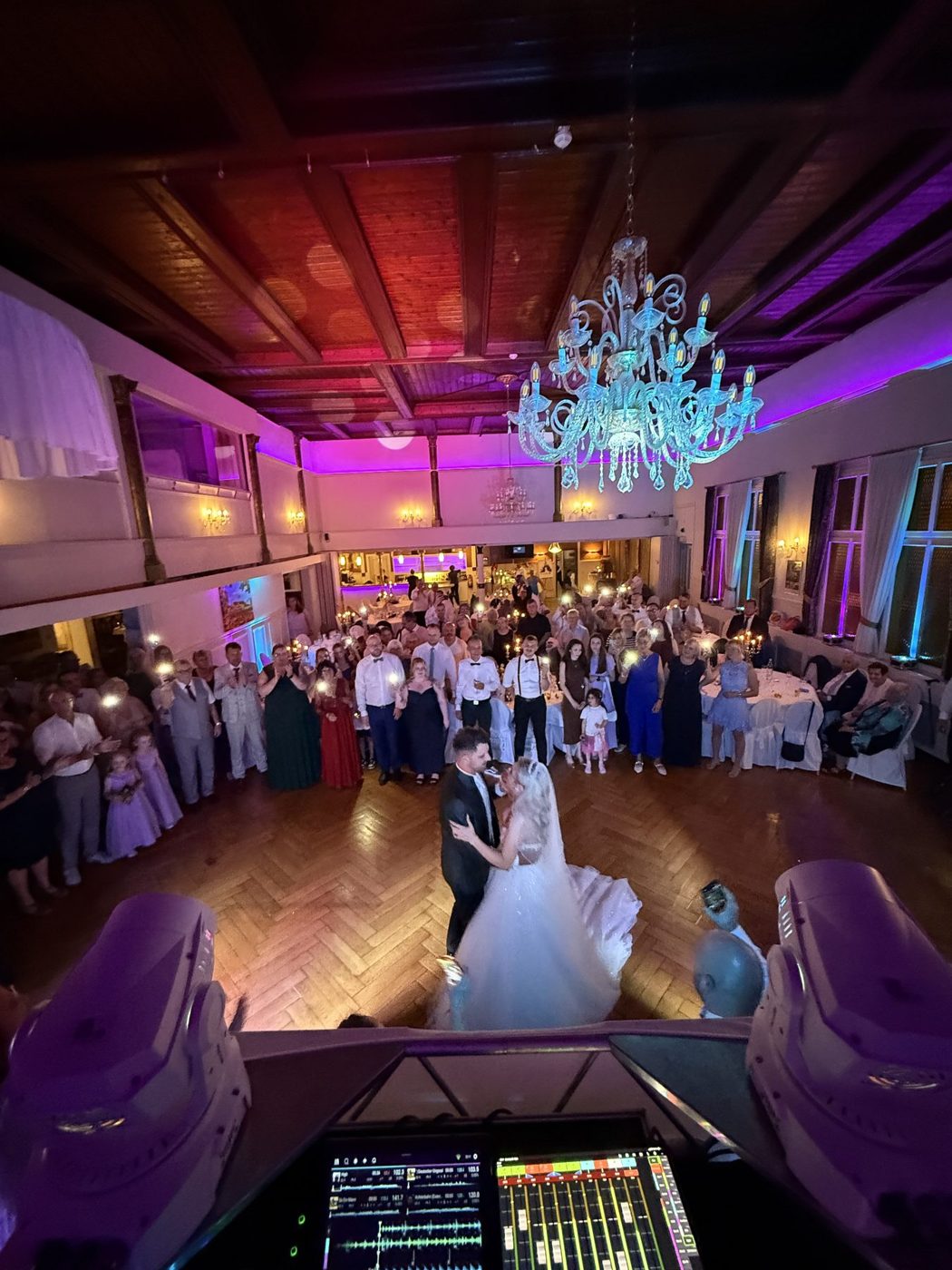 Brautpaar beim Hochzeitstanz im Hotel zum Löwen
