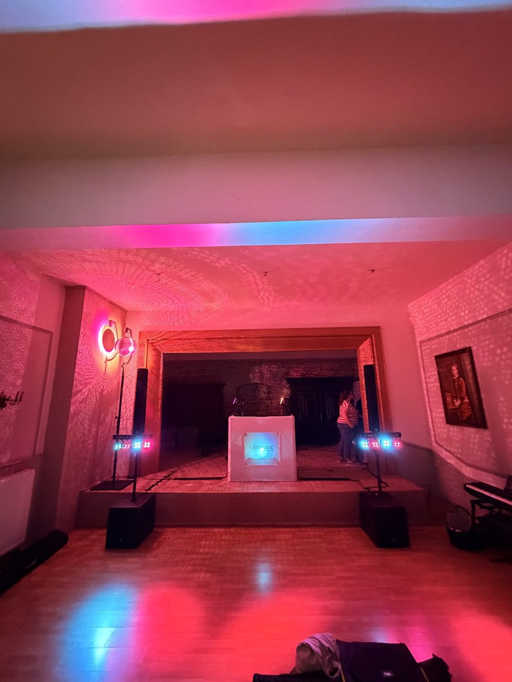 Festsaal im Kloster Hedersleben mit roter und pinker Beleuchtung