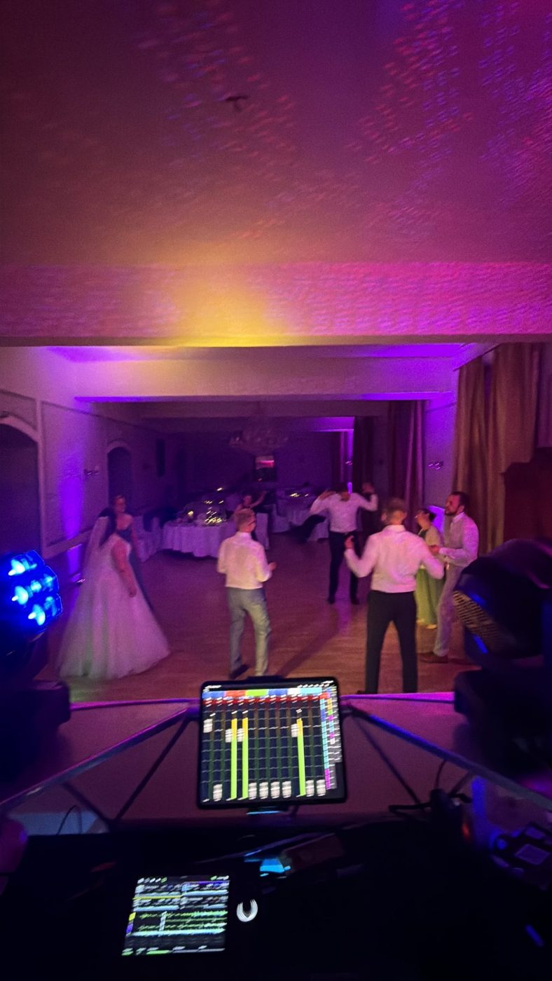 Tanzende Gäste im Festsaal des Klosters Hedersleben