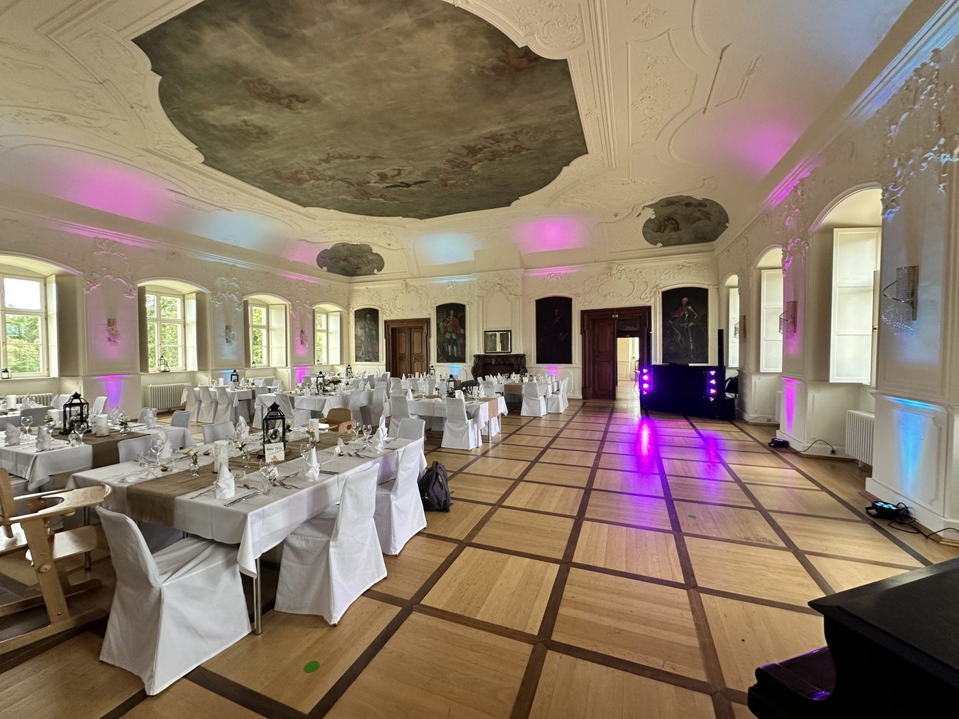 Kaisersaal auf der Huysburg mit Stuckdecke und gedeckten Tischen