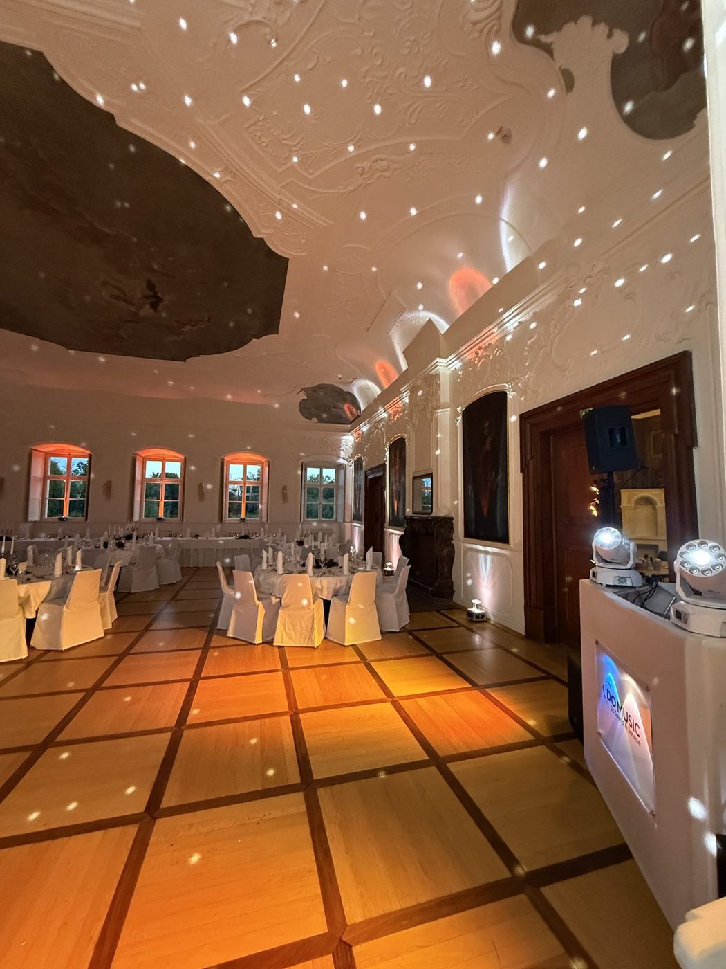 Saal auf der Huysburg mit Lichteffekten und DO MUSIC Pult