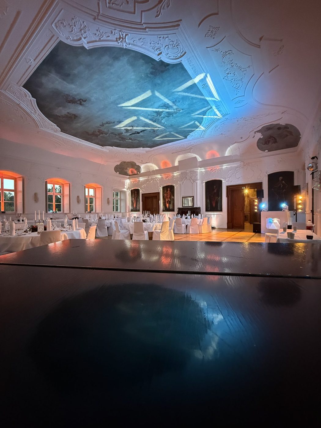 Saal auf der Huysburg mit blau angestrahlter Decke und glänzendem Boden