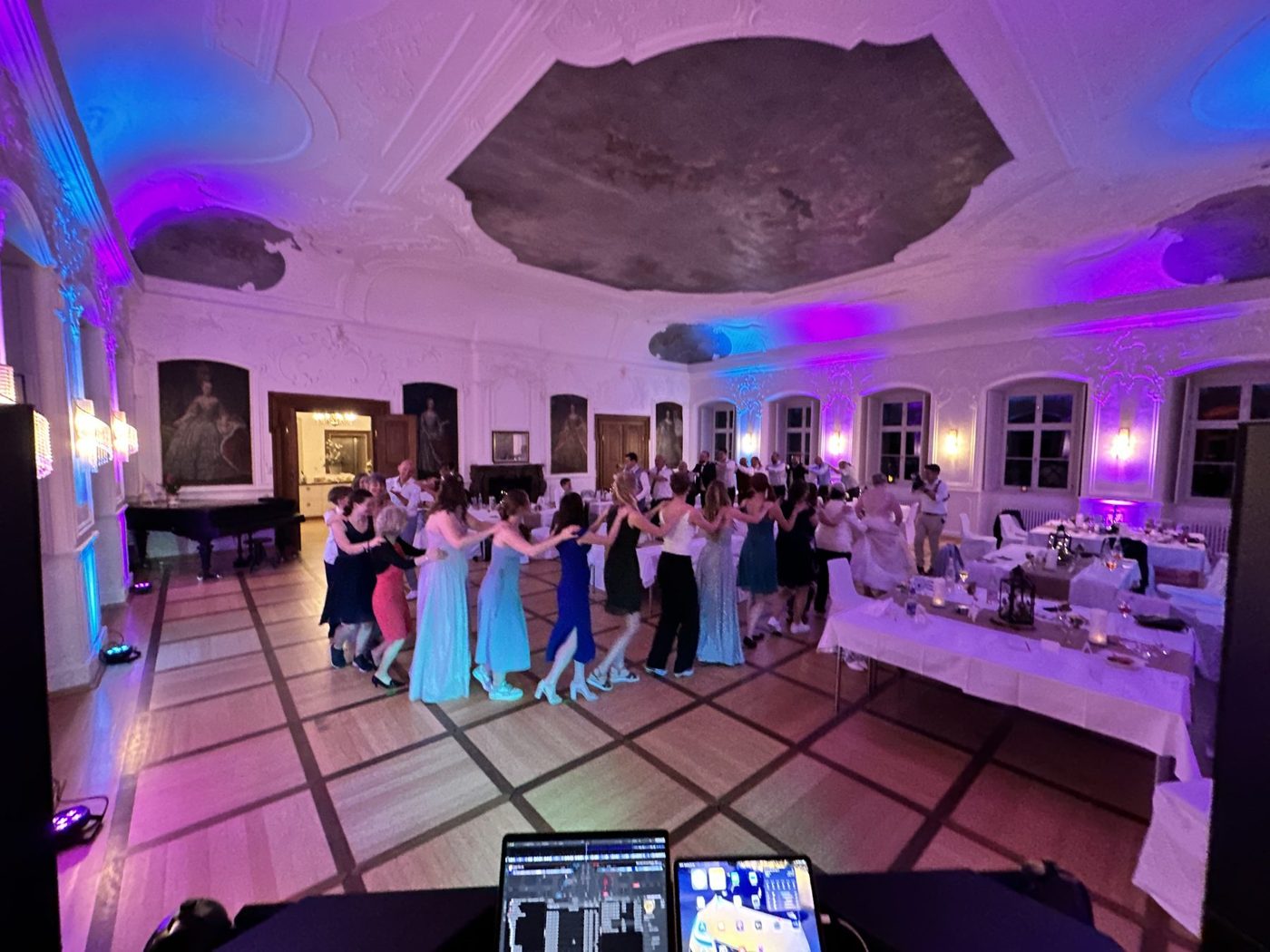 Gäste auf der Tanzfläche im Saal der Huysburg
