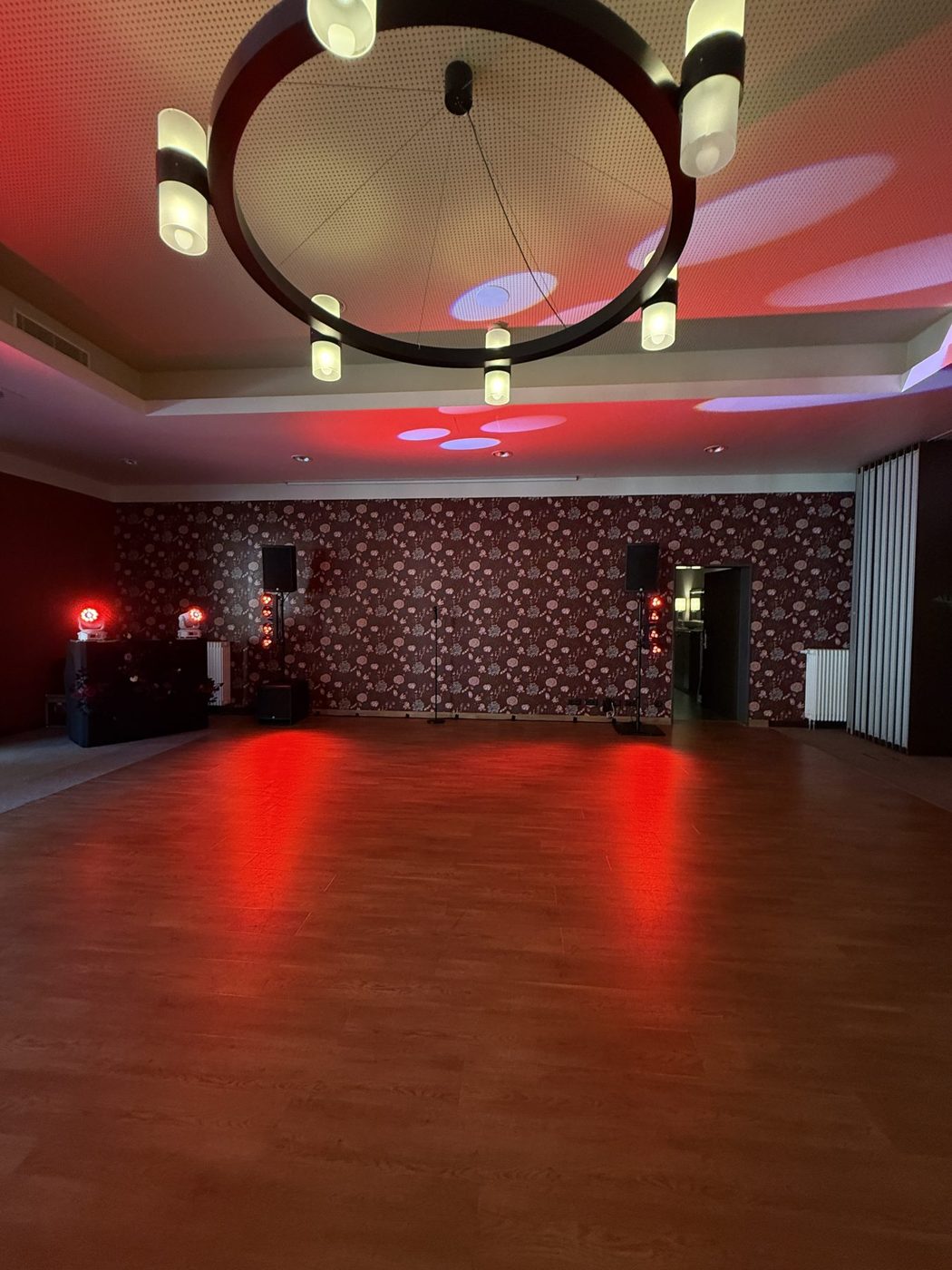 Saal im Schlosshotel Blankenburg mit farbigem Licht