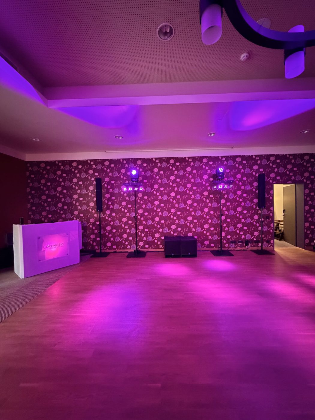 Saal im Schlosshotel mit violettem Licht