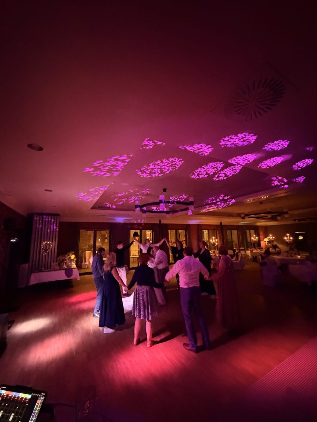 Gäste tanzen im Schlosshotel Blankenburg unter Lichtmustern an der Decke